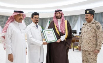 بعد صدور أمر ملكي بذلك.. وزير الحرس الوطني يقلّد البارقي وسام الملك فهد لتميزه في المجال الطبي