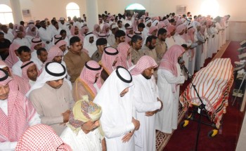 وكيل محافظة صامطة يؤدي صلاة الميت على شهيد الواجب الجندي “المحنشي “