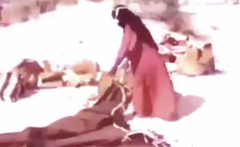 شاهد: فيديو نادر لامرأة “بدوية” تشيد “بيت الشعر” وسط الصحراء