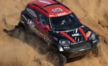 متسابق سعودي يصور ملاحه وهو يصب له القهوة في رالي داكار .. واجراء عاجل من الاتحاد السعودي للسيارات