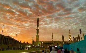 غروب الشمس يعانق الغيوم.. مشاهد بديعة لسماء المدينة المنورة والمسجد النبوي