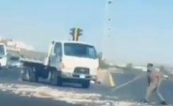 شاهد: رجل مرور يقوم بإزالة أحجار متناثرة على الطريق بتبوك