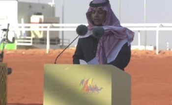 “مْن اَرض المحفل اللي شيّده صقرٍ وريث صقور” .. بالفيديو: الشاعر  “الخالدي” يلقي قصيدة أمام الملك سلمان