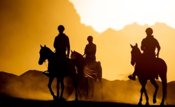 إنطلاق خيالة سباق القدرة والتحمل مع شروق الشمس في العلا