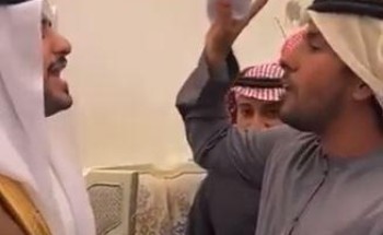 بالفيديو: إماراتي يقدم هدية ثمينة لإعلامي سعودي بمناسبة زواجه