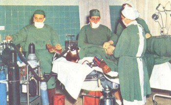 شاهد.. أول غرفة عمليات تم تجهيزها في مستشفى “الشميسي” بالرياض قبل أكثر من 60 عاماً