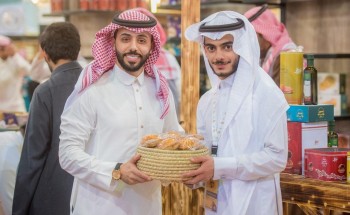 مهرجان الكليجا ببريدة يقدم خدمات التغليف والتعبئة لزوار ه