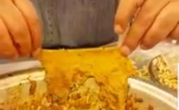 “أمانة مكة” ترد على مقطع فيديو متداول لقطعة قماش داخل وجبة بأحد المطاعم