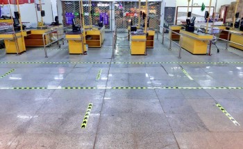 بلدية القريات للمتسوقين: «اترك مسافة».. ومنع الاطفال للوقاية من «كورونا»