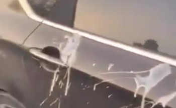 الإطاحة بمواطن سكب مادة سائلة على مقابض أبواب المركبات في جدة