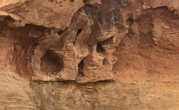 بالصور.. “غيران المجدر” بتيماء.. حجر صحي لمرضى الجدري قبل 60 عاماً.. تعرّف على قصته