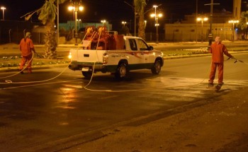 بالصور .. ” بلدية تيماء ” تواصل تكثيف أعمالها في تطهير وتعقيم الأحياء والشوارع العامة