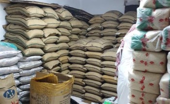 بالصور..ضبط عمالة تكدّس كميات كبيرة من الأرز والتنباك بمقر سكنها في خميس مشيط
