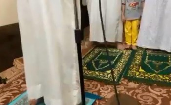 في أجواء روحانية.. مواطن يوثّق أول صلاة تراويح بمنزله مع أهل بيته (فيديو)