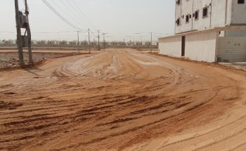 بلدية محافظة تيماء تنفذ مشاريع سفلتة بحي الرحمانية