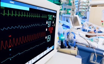 طفل يناشد أهل الخير لزراعة القلب.. وحالته حرجة في العناية المركزة