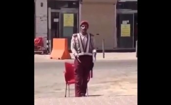 شاهد: رجل أمن يشتكي من إزالة الغرفة المخصصة له للراحة من حرارة الشمس .. وتفاعل أمانة الجوف معه!