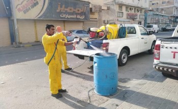 بلدية القطيف تعقم وتطهر أسواق النفع العام أثناء فترة منع التجول الكلي