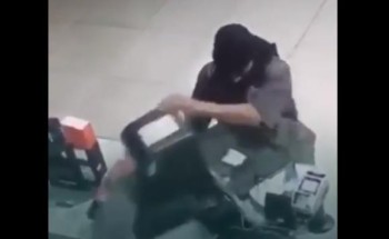الإطاحة بلص اقتحم صيدليات ومراكز تجارية وسرق مبالغ مالية في الرياض – فيديو