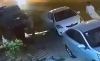 شاهد: لحظة مطاردة دورية أمن 3 شبان لمخالفتهم قرار منع التجول