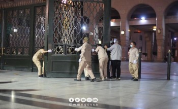 بالصور.. اللحظات الأولى لفتح أبواب المسجد النبوي استعداداً لإقامة أول صلاة جماعة بعد الإغلاق