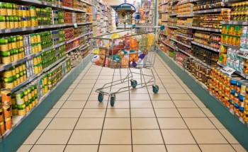 وزير التجارة يوجه بإلغاء شرط “عدم استرجاع واستبدال البضاعة المباعة”.. ويؤكد: حق أصيل للمستهلك