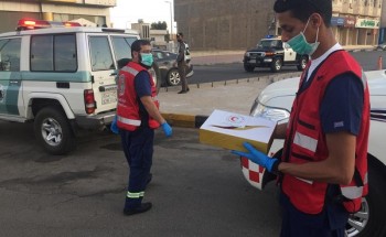 منسوبو ومتطوعو الهلال الأحمر بالجوف يوزعون وجبات افطار على رجال الأمن