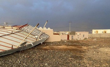 حتى تركت غرف وصالات المنزل في العراء .. رياح عاتية تقتلع سقف منزل بمهد الذهب – صور