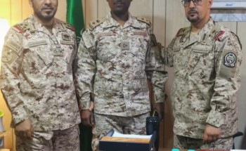 قائد لواء الملك عبدالعزيز الألي،،يكرم ركن الاسناد الاداري لكتيبه للاف(22)المقدم( سلمان بن فحمان الرويلي) نظير ما قدمه في مهمته بالحد الجنوبي