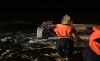 الدفاع المدني بالقنفذة ينقذ شخصان من سيل شسع