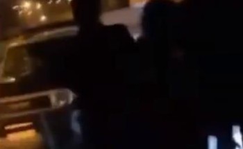 يمشي  بطريقة غريبة .. شرطة الباحة تطيح بجني المقابر ومروع المارة في الشوارع – فيديو