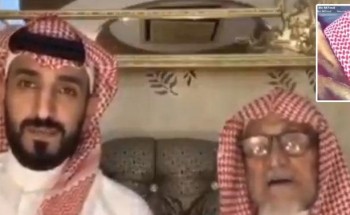 شاهدة: رجل مسن يمازح أحد أبنائه وزوجته بعفوية وخفة دم