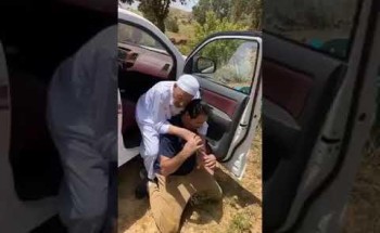 ضاربا أجمل الأمثلة .. شاهد: مواطن يحمل والده على ظهره للتنزه في أحد مناطق عسير