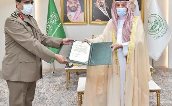 بالصور: أمير نجران يكرم رجال الأمن المشاركين في تعقب أحد الجناة المتهم في قضية قتل والقبض عليه