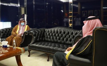 أمير حائل يستقبل الدكتور منذر البليهد مدير عام التعليم بالمنطقة في مكتبه