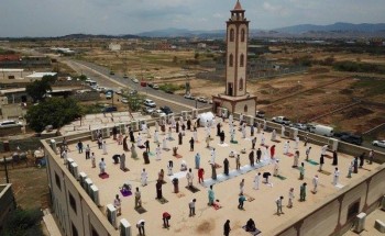 “الشؤون الإسلامية” تتوعد بمحاسبة من سمح بالصلاة فوق سطح أحد الجوامع بالعارضة