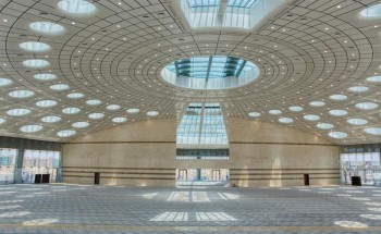 بدون أعمدة من الداخل .. . جامع في تبوك يحتوي على أكبر قبة بالشرق الأوسط.. يشهد إقامة أول صلاة جمعة – صور