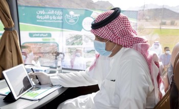 “حط التاريخ”.. أمير حائل يلزم مقاول مشروع المدينة الاستثمارية بتدوين موعد التسليم (فيديو)