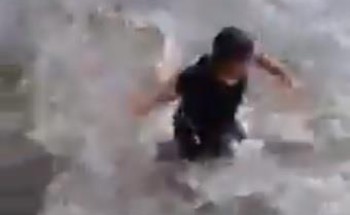 شاهد: قوة اندفاع مياه السيول تجرف طفل بعيداً .. ومركبة تسببت في إنقاذه