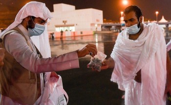 “الحج والعمرة” تقدم حصوات رمي الجمرات معقمة لضيوف الرحمن – فيديو