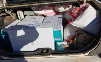 روافد النصبة الخيرية توزع عدد من السلال الغذائية ومياه الشرب على المستفيدين