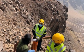 الدفاع المدني: إنقاذ شخصين علقا بمقلع طمية السياحي بمحافظة الموية