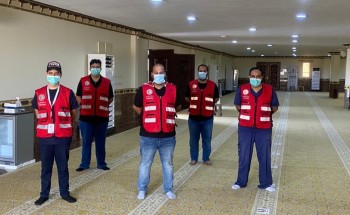 فريق التطوع بهلال الجوف يقدم الخدمات لمصلين الجمعة في سكاكا وطبرجل