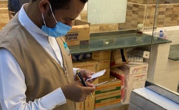 خلال إجازة العيد ..”بلدية صامطة” تواصل جولاتها الرقابية على المطاعم والمراكز التجارية