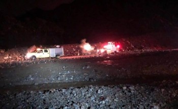 داهمهما سيل عارم فجأة.. العثور على رجل وطفلة على هذه الهيئة داخل سيارة في عسير – صور