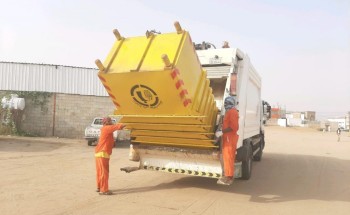 “بلدية محافظة صامطة” تستبدل 350 حاوية و1200 برميل نظافة جديدة