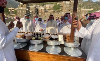معرض العسل والعروض الفلكلورية يجذبان الزوار لصيف رجال ألمع 2020