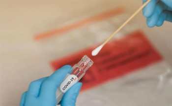 حقيقة مسحة الأنف لفحص كورونا أدق من مسحة الحلق .. الصحة تكشف!