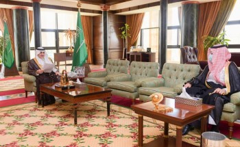 أمير تبوك يتسلم نسخة من رسالة الدكتوراة للدكتور الغريض