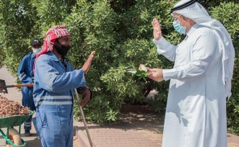 صور.. “أمانة الجوف” تعايد عمال النظافة بالميدان وتقدم لهم الورود والهدايا